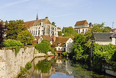 View along the Eure river with Saint-Pierre Church, Chartres, Eure-et-Loir department, Centre region, France, Europe