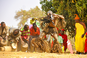 Masked dancer and drummers, The Kulamba Traditional Ceremony of the Chewa people from Zambia, Mozambique and Malawi, held annually on the last Saturday in August to pay homage to their Chief Kalonga Gaia Uni, held near Katete, Eastern Province, Zambia, Africa