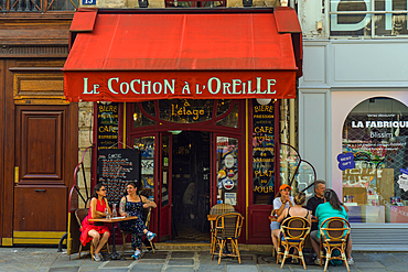 People taking lunch outside restaurant Le Cochon a l'Oreille on Rue Montmartre, Paris, France