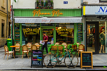 Waiter at Mamma Mia pizza restaurant on Rue Saint-Denis