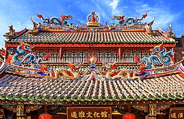 The roof of Guandi Temple with elaborate porcelain inlay sculptures of dragons and phoenixes. Quanzhou: Emporium of the World (UNESCO World Heritage), Fujian Province, China