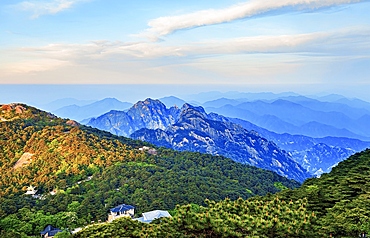 Daybreak in Huangshan (Mt Huang/Yellow Mountain), UNESCO World Heritage and UNESCO Global Geopark, Anhui Province, China.