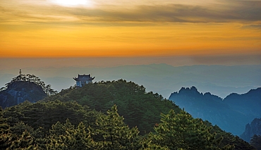 Sunset in Huangshan (Mt Huang/Yellow Mountain), UNESCO World Heritage and UNESCO Global Geopark, Anhui Province, China.