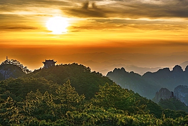 Sunset in Huangshan (Mt Huang/Yellow Mountain), UNESCO World Heritage and UNESCO Global Geopark, Anhui Province, China.