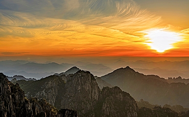 Sunrise in Huangshan (Mt Huang/Yellow Mountain), UNESCO World Heritage and UNESCO Global Geopark, Anhui Province, China.
