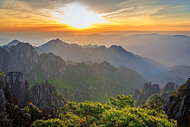 Sunrise in Huangshan (Mt Huang/Yellow Mountain), UNESCO World Heritage and UNESCO Global Geopark, Anhui Province, China.