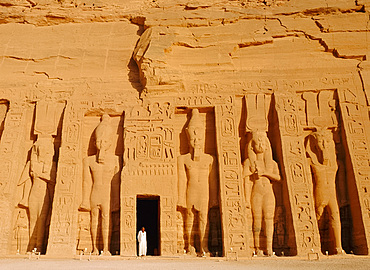 Temple of Hathor, statues of Ramses II and Nefertari, Abu Simbel, Egypt