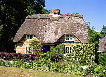 Thatched cottage, Furzey Gardens, Hampshire, England, United Kingdom, Europe