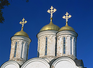 Close-up of golden domes and crosses on the Cathedral of the Transfiguration of Our Saviour, at Yaroslavi in the Golden Ring, Russia, Europe