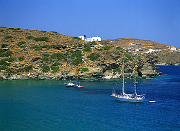 Coastline and boats in the Bay of Apokofto on Sifnos, the Cyclades, Greek Islands, Greece, Europe