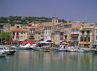 Boats in the harbour and waterfront, Cassis, Cote d'Azur, French Riviera, Provence, Mediterranean, France, Europe