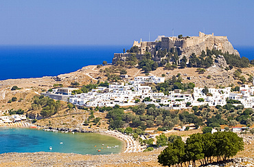 Typical Dodecanese white houses and the Acropolis above Lindos, Rhodes, Dodecanese Islands, Greek Islands, Greece, Europe