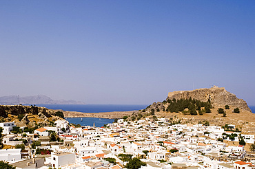 Typical Dodecanese white houses and the Acropolis in Lindos, Rhodes, Dodecanese, Greek Islands, Greece, Europe