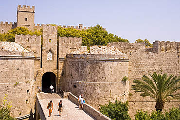 Tourists at the D'Amboise Gate and city walls around Rhodes Town, Rhodes, Dodecanese Islands, Greek Islands, Greece, Europe