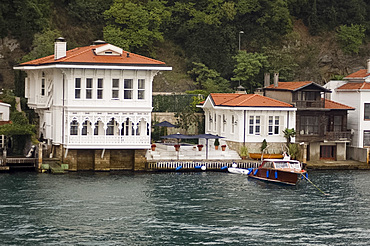 A villa or yali on the Bosphorus, Turkey, Europe, Eurasia