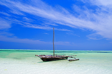 A dhow in the Indian Ocean, Paje, Zanzibar, Tanzania, East Africa, Africa