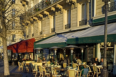 A cafe on the Ile St. Louis, Paris, France, Europe