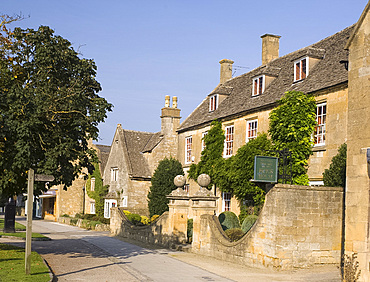 Cotswold stone houses in the town of Broadway, Worcestershire, The Cotswolds, England, United Kingdom, Europe