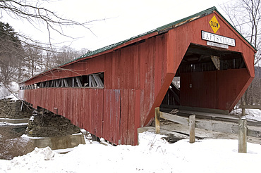 A red covered wooden bridge in Taftsville, Vermont, New England, United States of America, North America