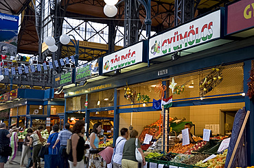 Shoppers in the market in the Great Hall, Budapest, Hungary, Europe