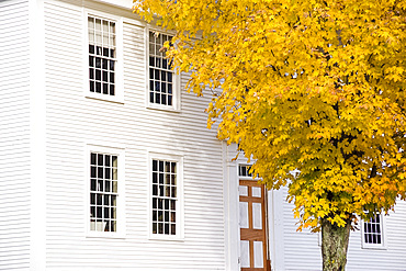 Autumn foliage next to the colonial style Weston Museum in Weston, Vermont, New England, United States of America, North America