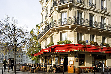 People sitting outside a Brasserie on the Ile St. Louis, Paris, France, Europe