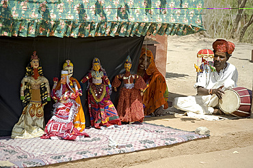 A puppet show at the Shilpgram Craftsmen's Village, Udaipur, Rajasthan, India, Asia