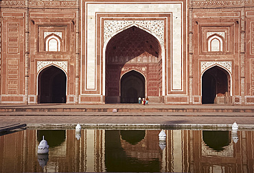 The mosque next to the main tomb at the Taj Mahal, Agra, Uttar Pradesh, India, Asia