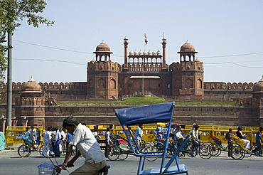 Traffic in front of the Lahore Gate, the red sandstone main gate to the Red Fort, UNESCO World Heritage Site, Old Delhi, India, Asia