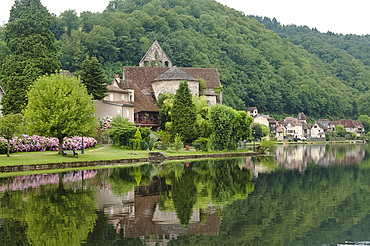 The village of Beaulieu-sur-Dordogne, Dordgone, France, Europe