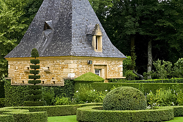 Topiary in Les Jardin du Manoir D'Eyrignqac in Salignac, Dordogne, France, Europe