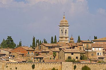 The walled town of San Quirico d'Orcia, UNESCO World Heritage Site, Tuscany, Italy, Europe