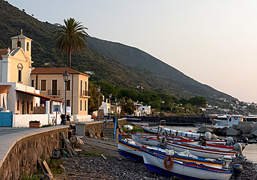 Fishing boats on the rocky beach in Lingua, Salina, The Aeolian Islands, UNESCO World Heritage Site, off Sicily, Messina Province, Italy, Mediterranean, Europe