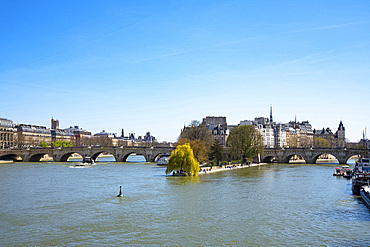 The Ile de la Cite and the Pont Neuf over the River Seine, Paris, France, Europe