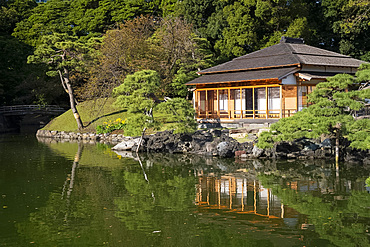 Tsubame-no-ochaya, a tea house on a lake in the Hama-rikyu Gardens, Tokyo, Honshu, Japan, Asia