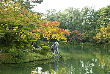 Autumn foliage on Horajima Island in Kasumi Pond in the Kenrokuen Garden, Kanazawa, Ishigawa, Japan, Asia