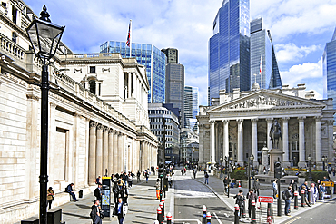 The Bank of England and Royal Exchange with the Stock Exchange, Horizon 22 and the modern financial centres beyond, City of London, London, England, United Kingdom, Europe