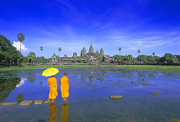 Buddhist monks standing in front of Angkor Wat, Angkor, UNESCO World Heritage Site, Siem Reap, Cambodia, Indochina, Asia