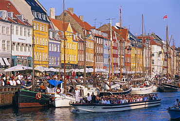 Restaurants and bars in the Nyhavn waterfront area, Copenhagen, Denmark, Scandinavia, Europe