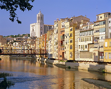 Medieval houses on the Onyar River, Girona, Catalunya (Catalonia) (Cataluna), Spain, Europe