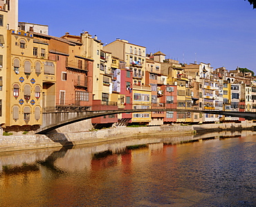 Medieval houses on the Onyar River with Pont de Sant Feliu, Girona, Catalunya (Catalonia) (Cataluna), Spain, Europe