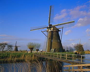 Canal and windmills, Kinderdijk, UNESCO World Heritage Site, Holland (The Netherlands), Europe