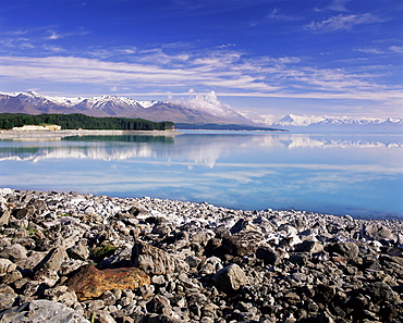 Mount Cook (Aoraki) viewed across Lake Pukaki, Mackenzie Country, South Canterbury, Canterbury, South Island, New Zealand, Pacific