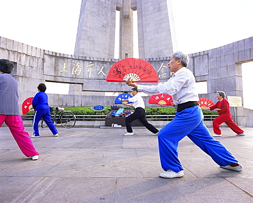 Early morning t'ai chi exercises in Huangpu Park on the Bund, Shanghai, China, Asia