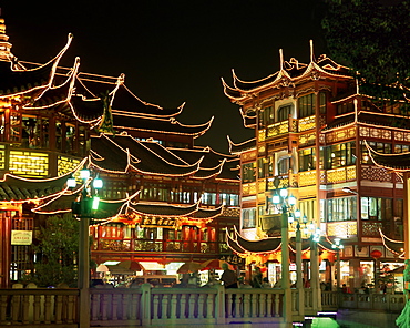 Yu Yuan tea house and shops at night, Yu Yuan Shangcheng, Yu Gardens Bazaar, Shanghai, China, Asia