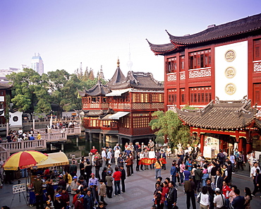 People outside the Yu Yuan tea house, Yu Yuan Shangcheng, Yu Gardens Bazaar, Shanghai, China, Asia