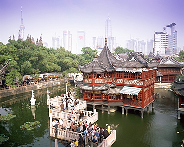 Yu Yuan tea house and city skyline, Yu Yuan Shangcheng, Yu Gardens Bazaar, Shanghai, China, Asia