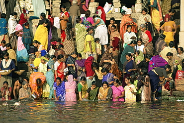 Hindus bathing in the early mornin in the holy river Ganges (Ganga) along Dasaswamedh Ghat, Varanasi (Benares), Uttar Pradesh state, India, Asia