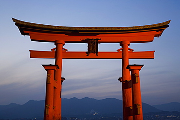 The vermillion coloured floating torii gate (O-Torii) (Grand Gate) of the Shinto shrine, Itsukushima (Itsuku-shima) shrine, UNESCO World Heritage Site, Miyajima, Hiroshima area, island of Honshu, Japan, Asia