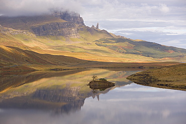 Loch Leathan, The Old Man of Storr, Isle of Skye, Inner Hebrides, west coast, Scotland, United Kingdom, Europe